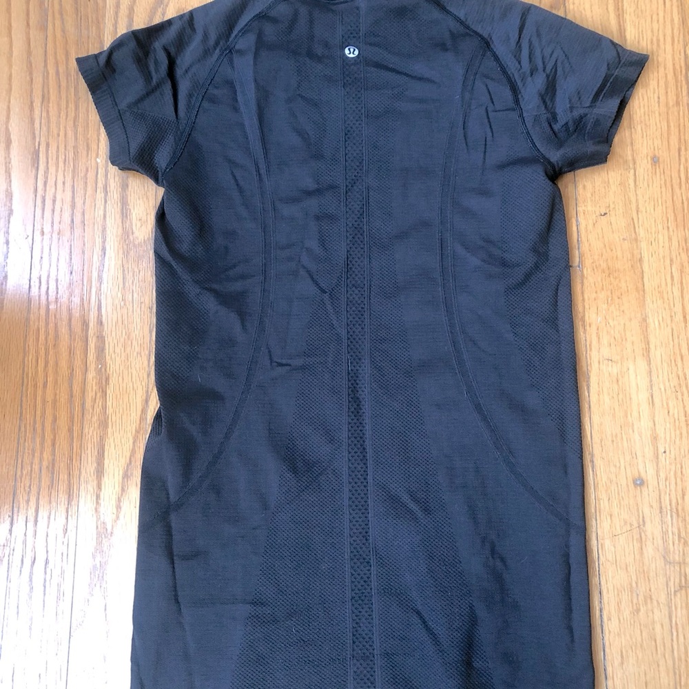 Lululemon running shirt